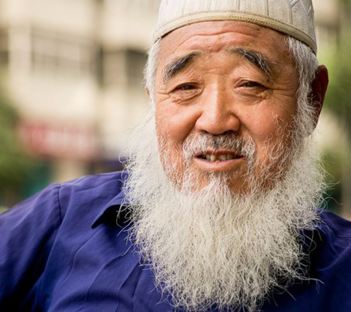 Un musulman chinez a primit sase ani de inchisoare din cauza lungimii barbii iar sotia sa doi ani pentru ca purta burqa