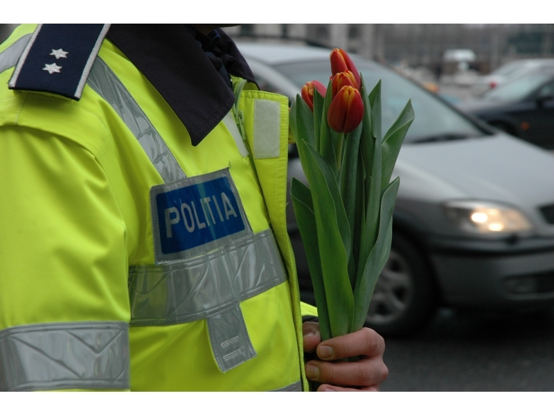 Actiunea „floarea si martisorul”. De 1 martie, politistii au oferit doamnelor si domnisoarelor lalele si felicitari