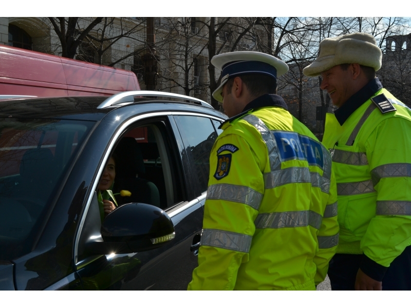 Lalele si irisi, „amenzile florale” oferite de politisti soferitelor, de 8 martie