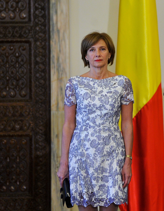Cum vor liberalii sa o transforme pe Carmen Iohannis in „institutie”