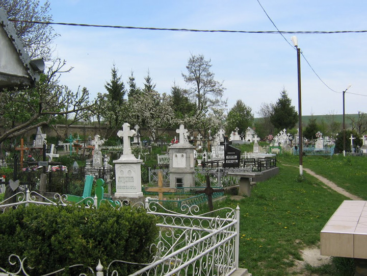 Copiii dintr-o comună din Vaslui merg la şcoală în cimitir. Fac lecţiile în prăznicar