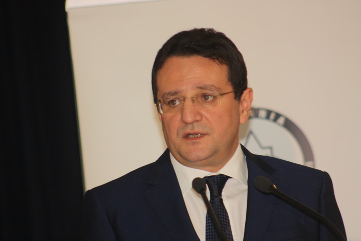 Maior nu mai vrea sa auda de politica