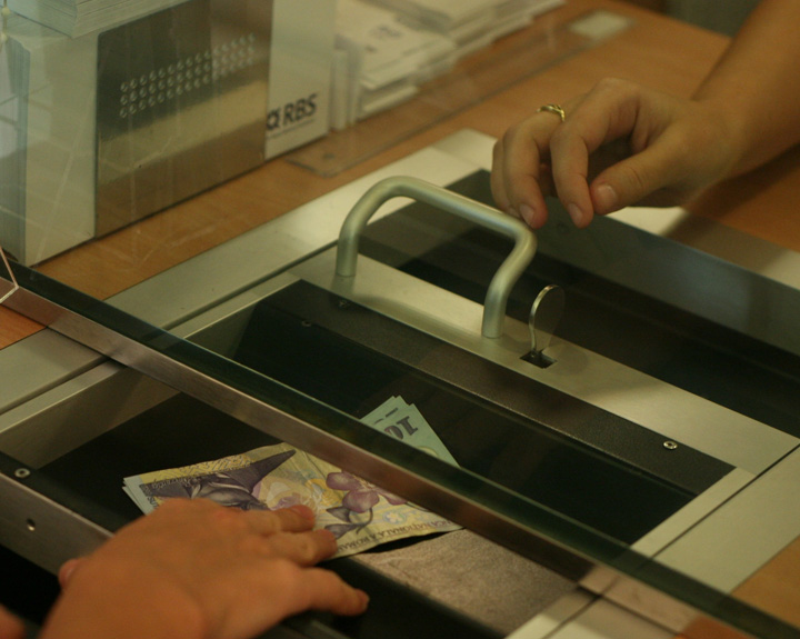 Leul pierde teren fata de euro, dolar si francul elvetian