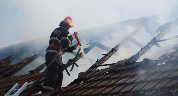 Patru case distruse de un incendiu violent, în Bacău