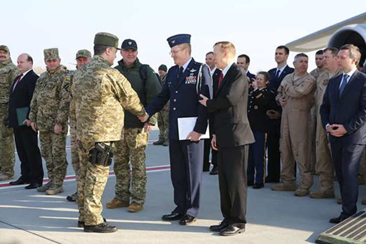Porosenko a primit un diplomat american avand pistolul la sold