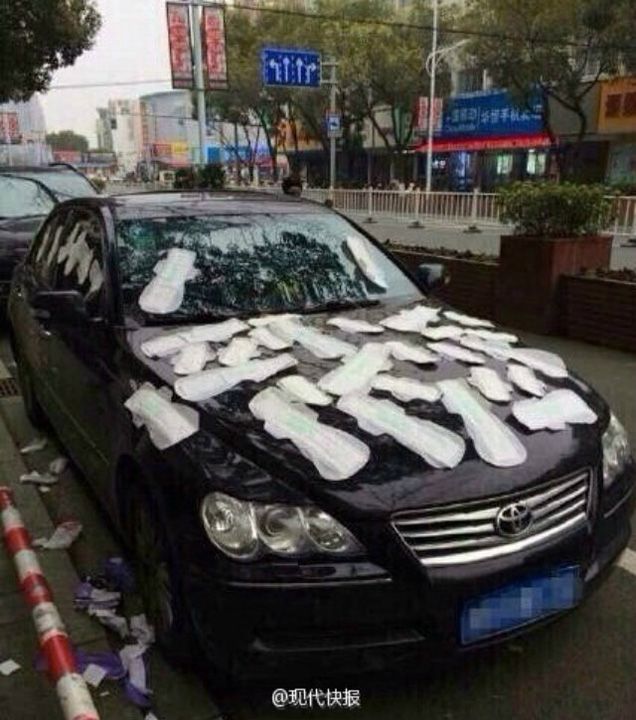 Din ciclul „gelozia si dragostea sunt surori”: i-a impodobit masina cu 30 de tampoane Always!