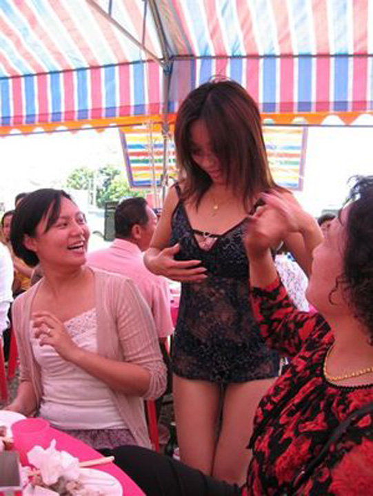 Pomana cu stripteuse si dansatoare la bara! Ultima fita in materie de inmormantari in China
