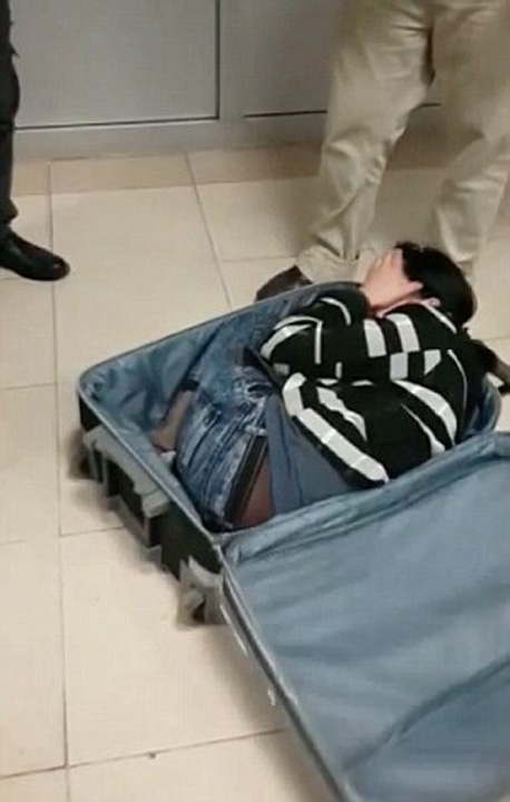 Femeie gasita de vamesi ghemuita in valiza. „Aveti ceva de declarat? Nu stiu, stati sa intreb!”
