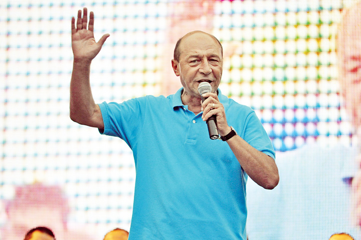 Basescu, intrebat daca se gandeste sa candideze la sefia PMP: Stai sa ma inscriu!