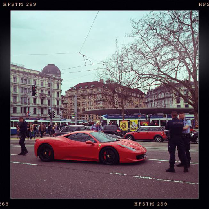 Ferrari Day. Unul a facut „pana prostului” in Zurich, iar la Roma – valetul era prost de mult!