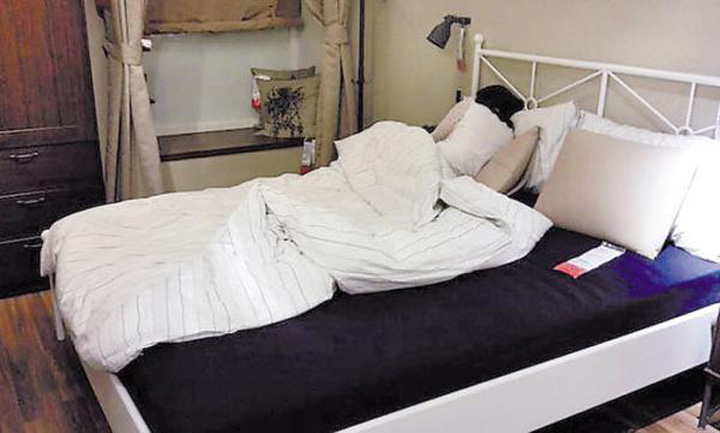 IKEA interzice dormitul pe canapelele din magazin, ca prea s-a intrecut masura!