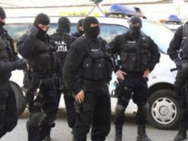 Perchezitii la suspecti banuiti ca faceau evaziune fiscala cu pui si furaje