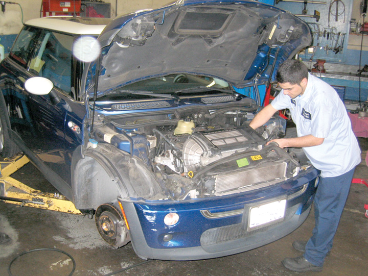 mini cooper la service - Ziarul National