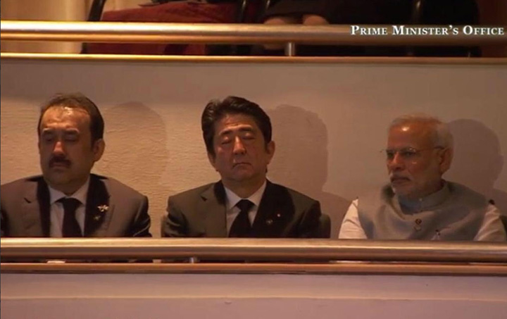 Premierul nipon a atipit la funeraliile lui Lee Kuan Yew, care isi dormea deja somnul de veci!