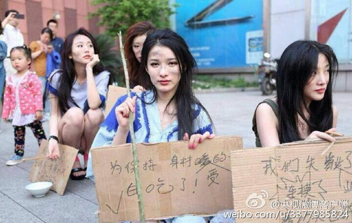 Modelele refuzate de Salonul Auto Shanghai, protest in zdrente care sunteti voi, zdrente!