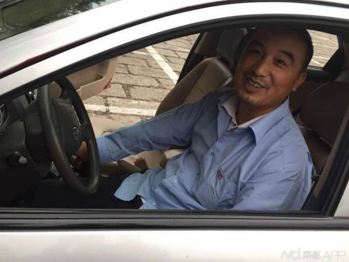 A gasit 1 kilogram de aur pe bancheta taxiului, dar a predat comoara, desi ispita era mare!