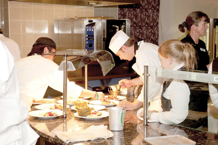 tineri bucatari restaurant - Ziarul National