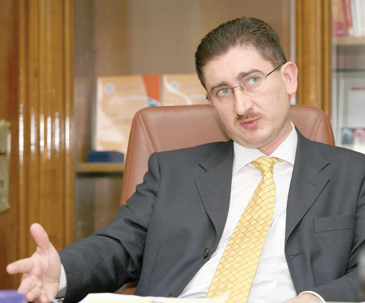 Bogdan Chiritoiu la birou - Ziarul National