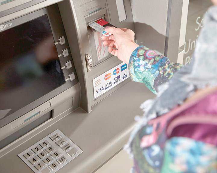 Ce comisioane platiti la cardurile de debit