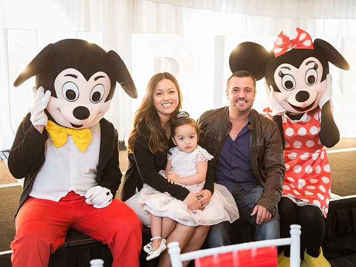 Petrecere tematica Disney pentru fetita lor de 3 ani, cu stridii, midii, trufe si coniac frantuzesc!
