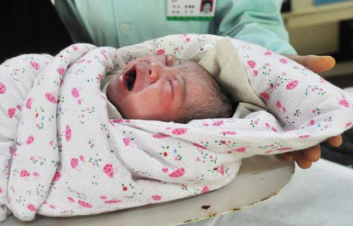 China: un nou nascut ingropat pe camp intr-o cutie de carton a supravietuit opt zile