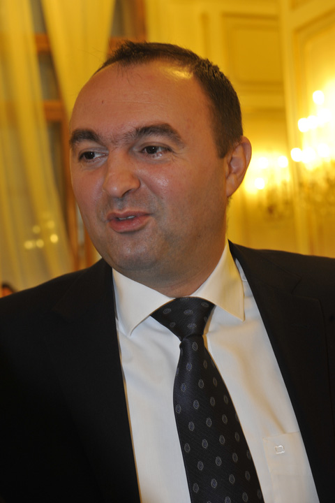 Adomnitei, pus la adapost de colegi