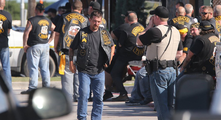 Noua morti si 18 raniti in urma unui schimb de focuri intre bande de bikeri