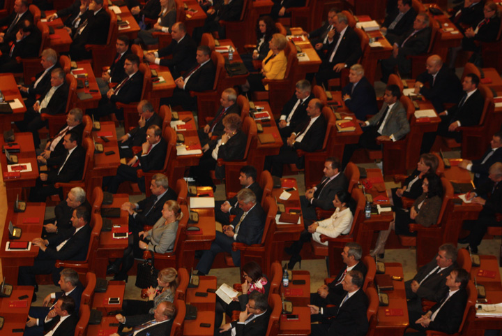 Guvernul le da cu flit parlamentarilor