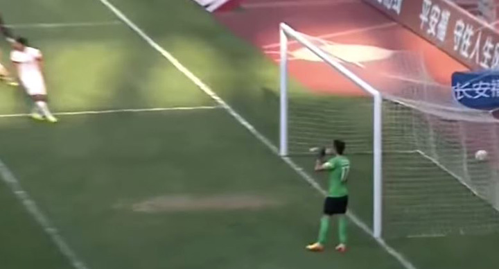 Portar de fotbal, amendat cu 8.000 de dolari dupa ce a fost surprins baut in timpul meciului!