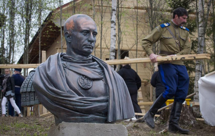 Cazacii ii fac lui Putin statuie de imparat roman pentru anexarea Crimeei
