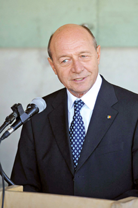 Traian Basescu: „Stiu ca a venit vacanta, dar liderii tarii au de rezolvat cateva probleme urgente”