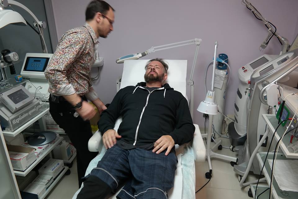 Un actor celebru de la Hollywood a intrat pe mana doctorului Kasem, esteticianul vedetelor