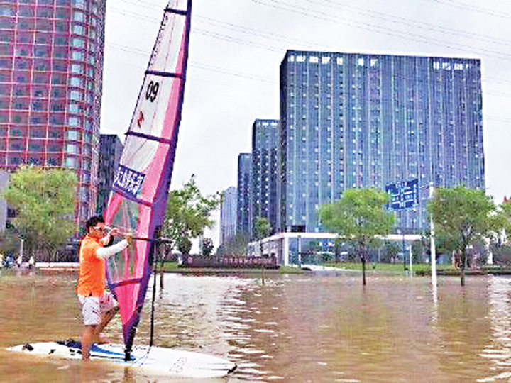 Metropola chineza inundata, cetatenii fac windsurfing pe bulevard!
