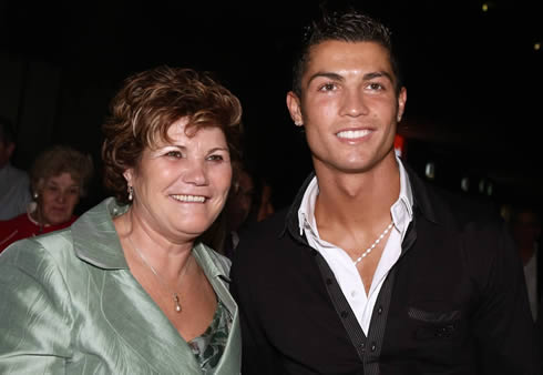 871-cristiano-ronaldo-picture-next-to-his-mother - Ziarul National