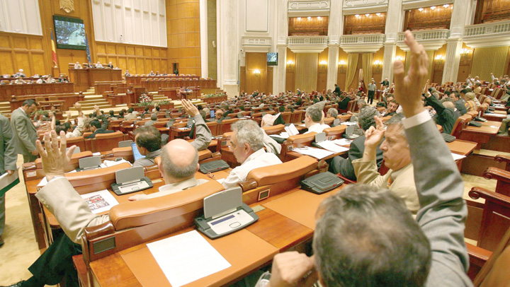Proprietarii de apartamente, pusi la cheltuiala de Parlament