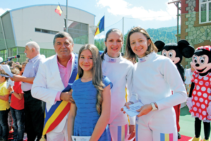 Campioanele Romaniei la spada i-au premiat pe elevii olimpici din Busteni