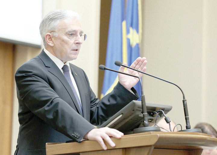 Mugur Isarescu: „Este din ce in ce mai probabil ca peste 10 ani sa avem ca moneda tot leul”