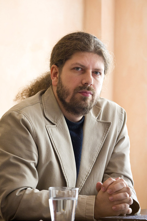 Cernea bate la poarta Palatului Cotroceni
