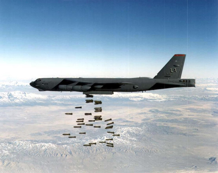 Trei bombardiere strategice B-52 au lansat bombe in Letonia si pe litoralul suedez