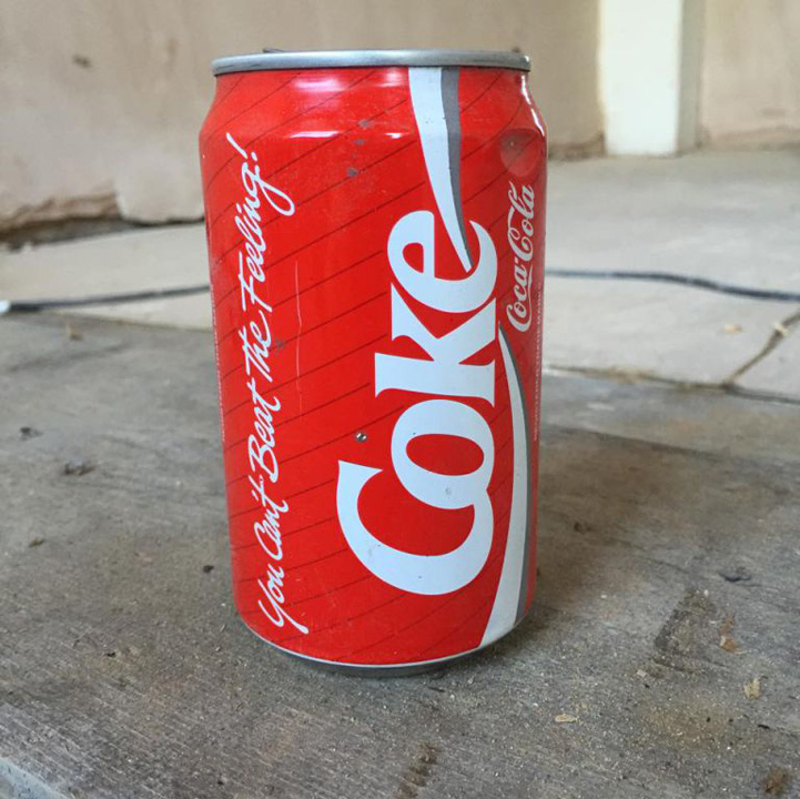 In timp ce renova casa unui client, a gasit o cutie de Coca-Cola tare veche. Pe care a baut-o!