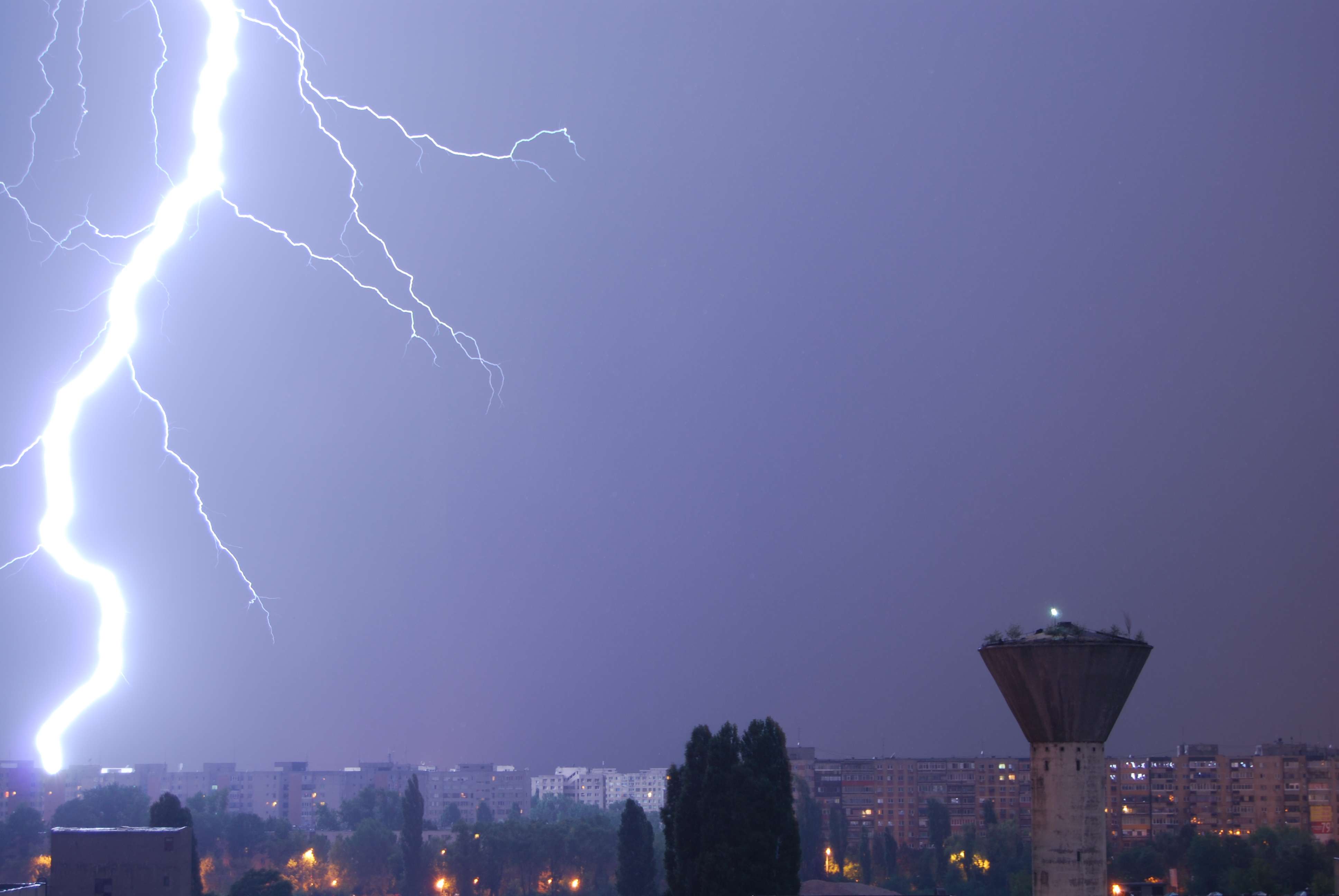 Canicula, dar si furtuni. Cum va fi vremea la inceputul saptamanii viitoare!