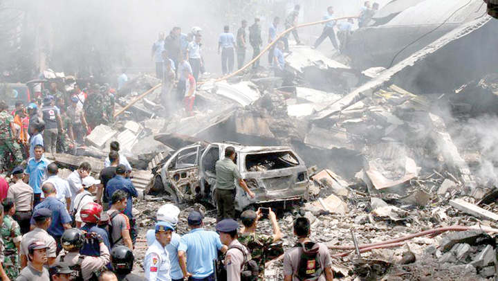 116 morti dupa ce un aparat Hercules C-130 s-a prabusit peste un oras din Indonezia