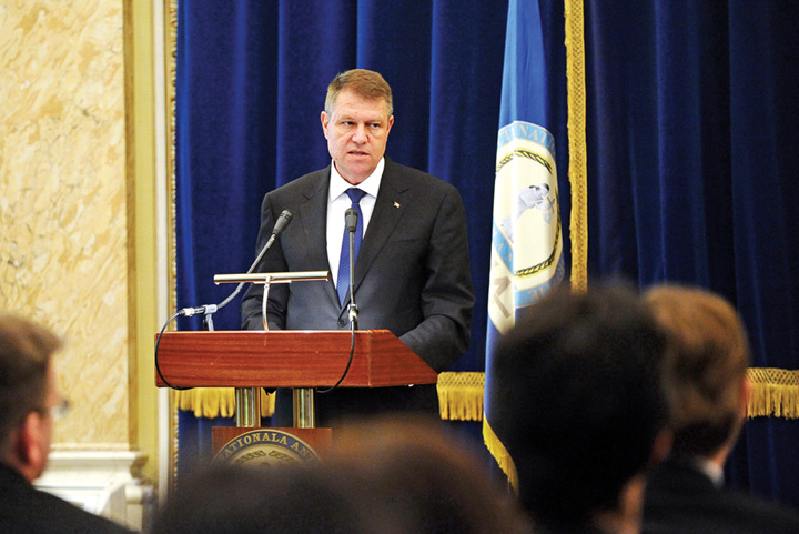 Iohannis, acuzat ca a luat-o pe urmele lui Basescu