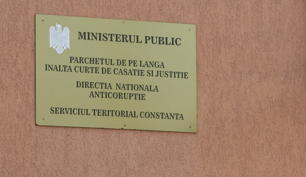 Lichidator judiciar, retinut pentru luare de mita