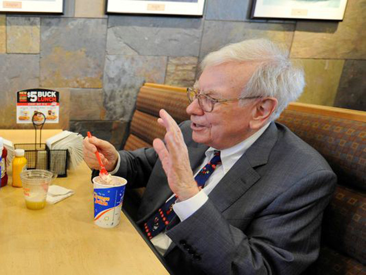 Un chinez a platit aproape 2,5 milioane de dolari ca sa manance o friptura cu Warren Buffet!