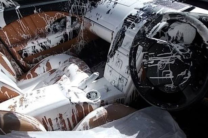 Dauna totala pentru un Maserati. Soferul a evitat un caine pe sosea, dar a urmat dezastrul!