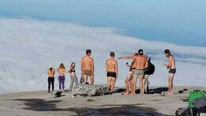 nudists - Ziarul National