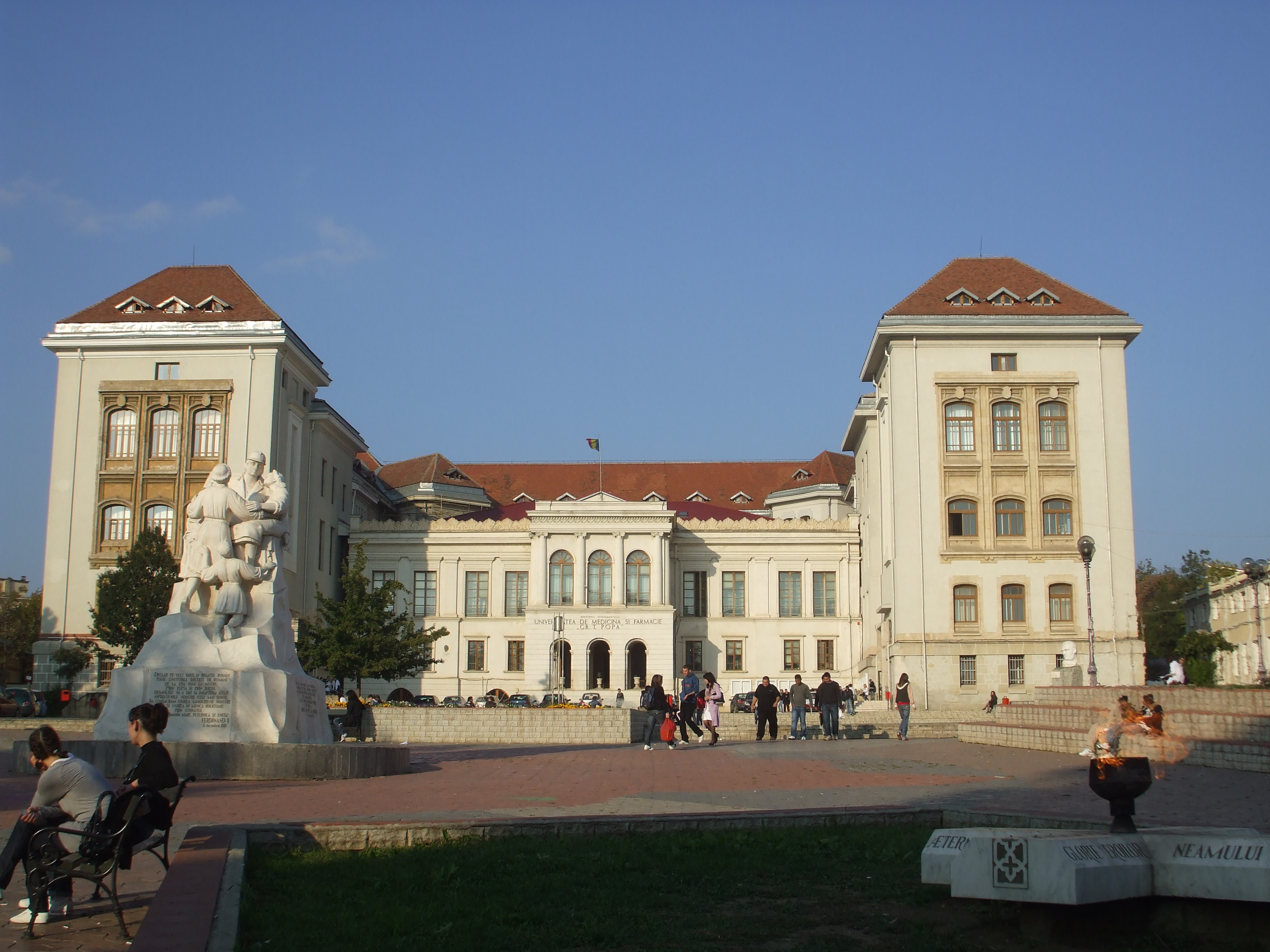 Decanul si prodecanul Facultatii de Medicina din Iasi, trimisi in judecata
