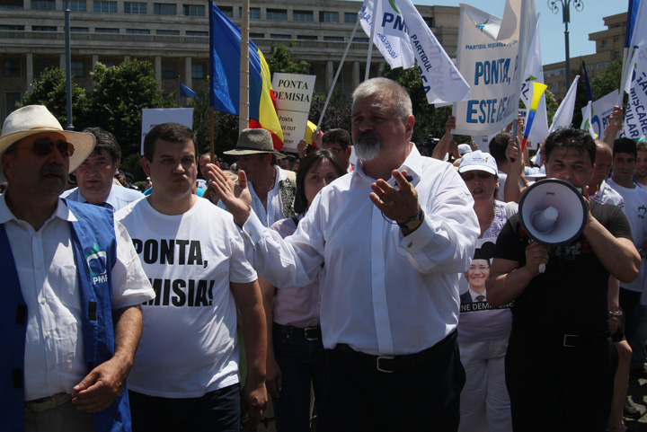 Protest cu scantei impotriva premierului