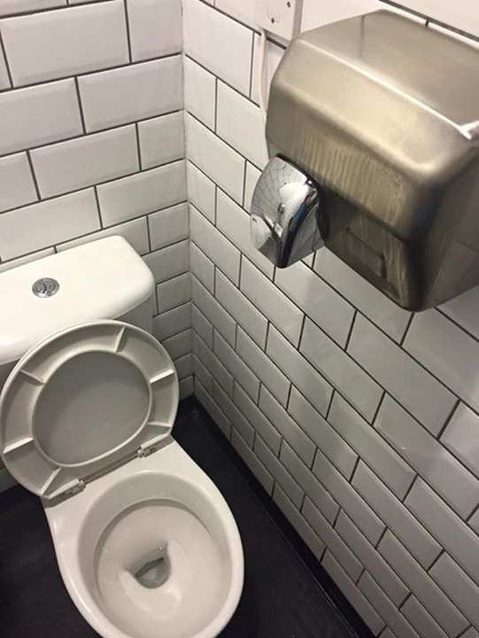 A informat conducerea ca toaleta restaurantului este o mizerie. Raspunsul l-a umplut de uimire!